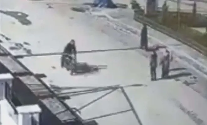 Motosikletin çocuğa çarpma anı güvenlik kamerasında