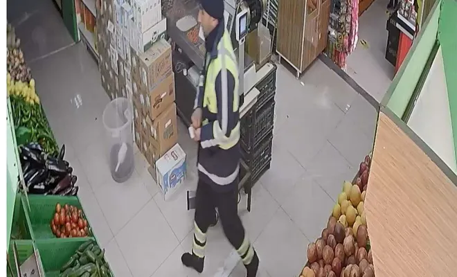 Market kirlenmesin diye çamurlu ayakkabılarını çıkarıp çorapla içeri girdi