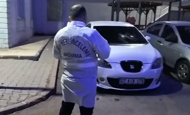 Apartmandan çıkarılan çift silahla binaya ateş açtı