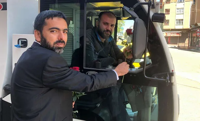 Esnafa ve halka gül dağıtıldı