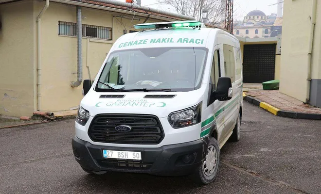 Devrilen iş makinesinin altında kalan operatör hayatını kaybetti