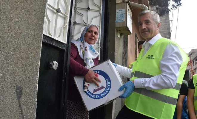 Gaziantep’te evinin önünü temiz tutan vatandaşlara temizlik seti verildi