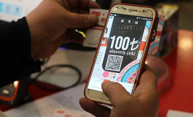 Gaziantep'te ihtiyaç sahibi ailelere "bakkal alışveriş çeki" dağıtıldı