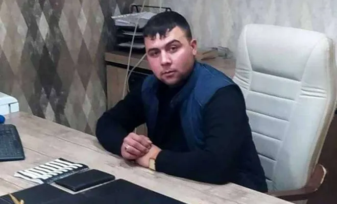 Evde yalnız yaşayan genç bıçakla öldürülmüş halde bulundu