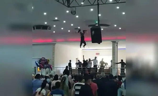 Düğün salonunun tavanında asılı kalan işçi alanın ortasına düştü