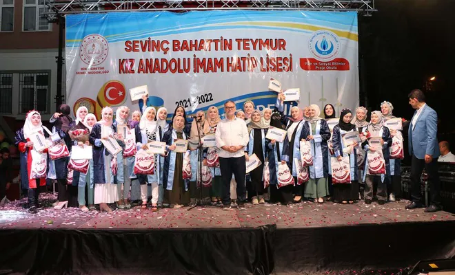 İmam hatip lisesi öğrencilerinden mezuniyet coşkusu