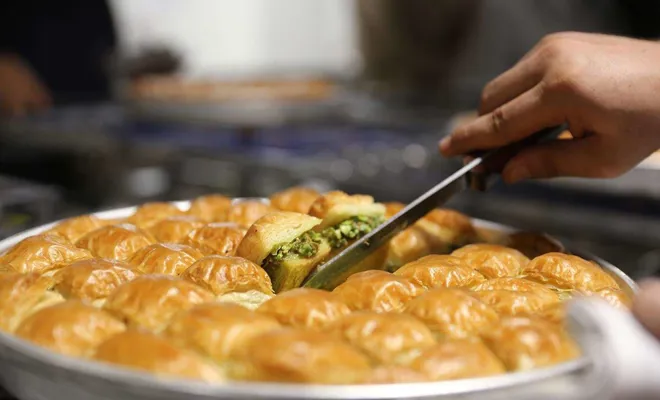 Bayramların vazgeçilmezi 'Antep baklavası' için tatlı telaş sürüyor