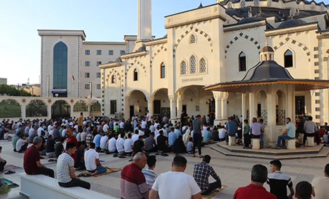 Bayram namazı sevinç ve coşkuyla kılındı