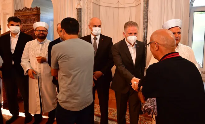 Gaziantep Valisi Gül halkla bayramlaştı 