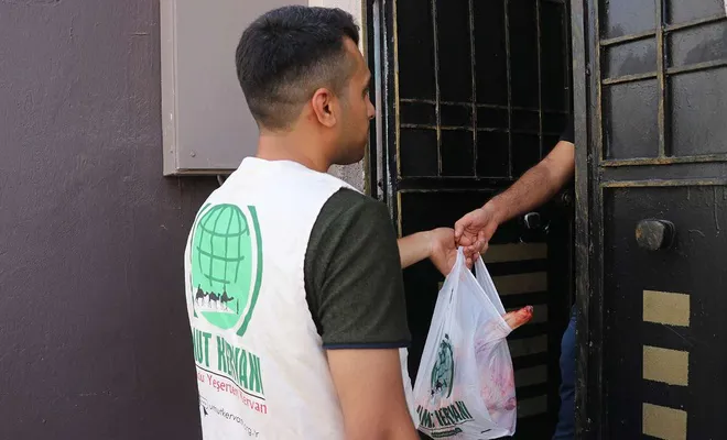 Gaziantep Umut Kervanı yüzlerce aileye kurban eti ulaştırdı