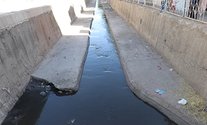 Mahalle sakinleri kötü kokuların yükseldiği dereye bir çözüm bulunmasını istiyor