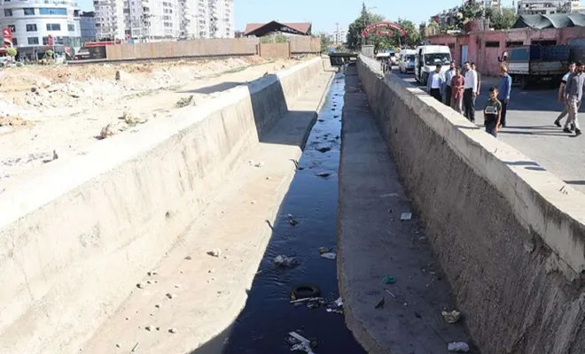 HÜDA PAR Gaziantep İl Başkanı Göçer, kötü kokuların yükseldiği mahalleyi ziyaret etti