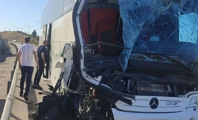 Yolcu otobüsü tıra çarptı: Bir ölü 11 yaralı