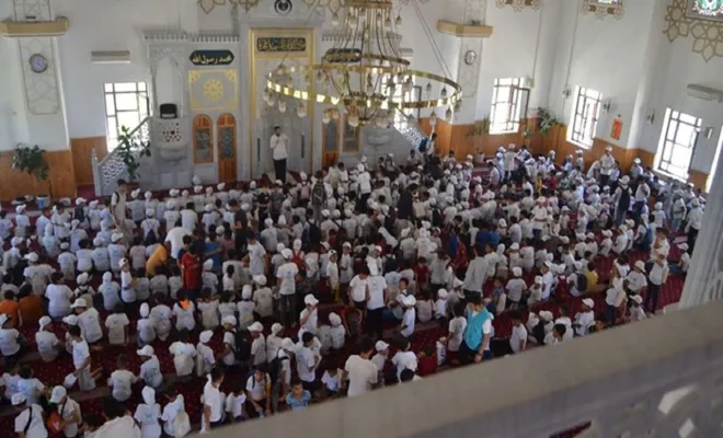 Yaz Kur'an kurslarına katılan öğrenciler cuma namazında buluştu