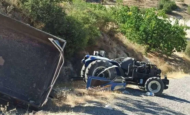 Devrilen traktörün altında kalarak ağır yaralanan genç hayatını kaybetti 