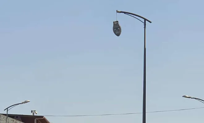 Düşmek üzere olan aydınlatma lambası tehlike saçıyor