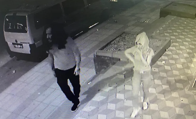 Marketin kapısını açamayınca hırsızlıktan vazgeçtiler