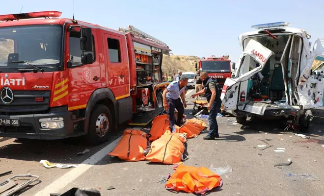 Zincirleme trafik kazası: 16 ölü, 22 yaralı