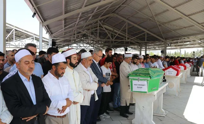 Feci kazada hayatını kaybeden 7 kişi gözyaşları arasında son yolculuğuna uğurlandı