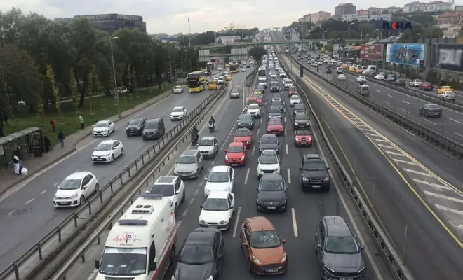 Uzmanlar: Trafik kurallarına uyulması kazaları azaltacaktır 