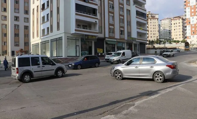 Uyarıcı levha ve kasislerin olmadığı kavşak kazalara davetiye çıkarıyor