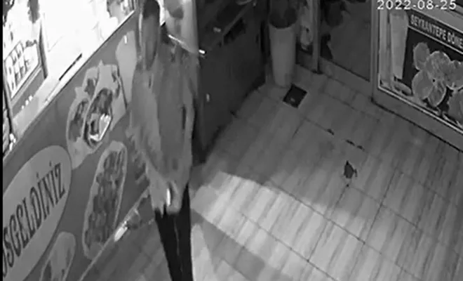 Marketteki hırsızlık anı kameralara yansıdı