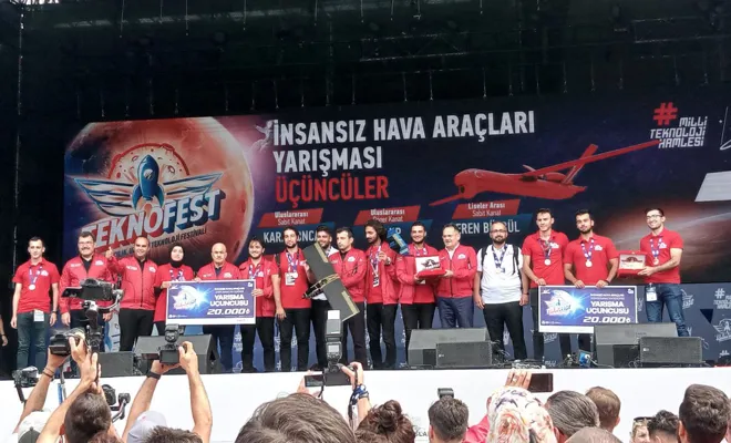 GAÜN öğrencileri ödüllerini Cumhurbaşkanı Erdoğan’dan aldı