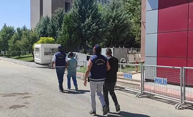 Otomobil hırsızlığı yapan 2 zanlı tutuklandı