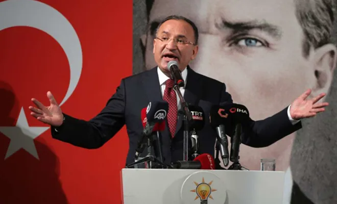 Bozdağ: Ahlak yoksunu bazı bürokratlar hükümetin aldığı kararları Kılıçdaroğlu'na götürüyor