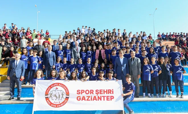 Sporculara ve öğrencilere 15 milyon TL değerinde spor malzemesi dağıtıldı