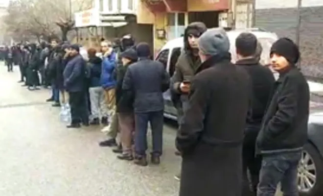 Gaziantep’te yüzlerce metre ekmek kuyrukları oluştu 