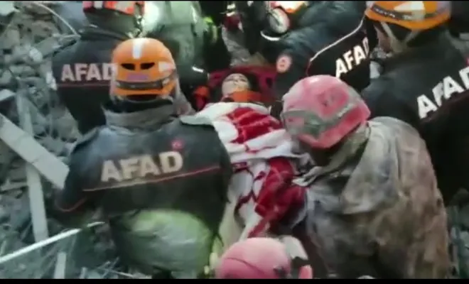 Gaziantep'te anne ve 2 çocuğu depremden 106 saat sonra enkazdan sağ olarak çıkartıldı