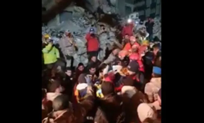 Gaziantep'te bir genç 113 saat sonra enkazdan sağ olarak çıkarıldı