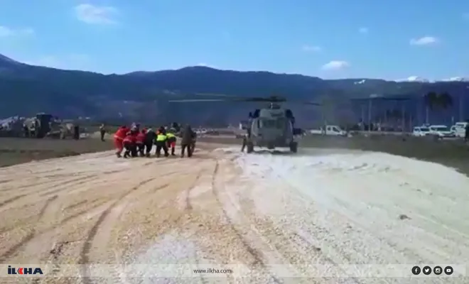 Gaziantep'te 131 saat sonra enkazdan çıkarılan baba ve kızı helikopterle hastaneye kaldırıldı