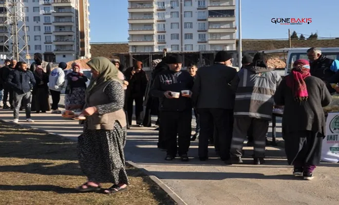 Gaziantep Umut Kervanı depremzedelere çorba dağıtımını sürdürüyor