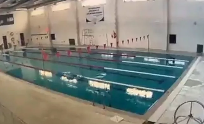 Depremde yüzme havuzu beşik gibi sallandı