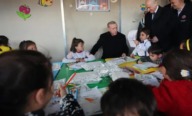 Cumhurbaşkanı Erdoğan, İslahiye'deki konteyner kentte incelemelerde bulundu