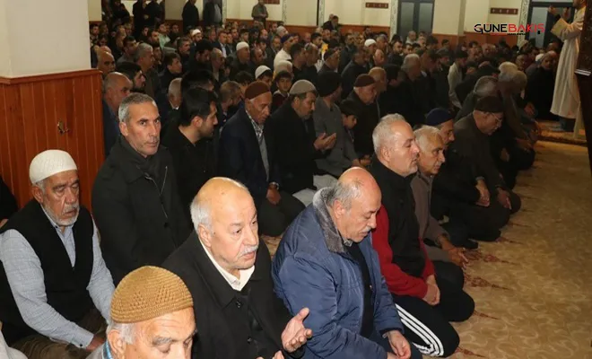 Gaziantep’te ilk teravih namazında camiler doldu taştı