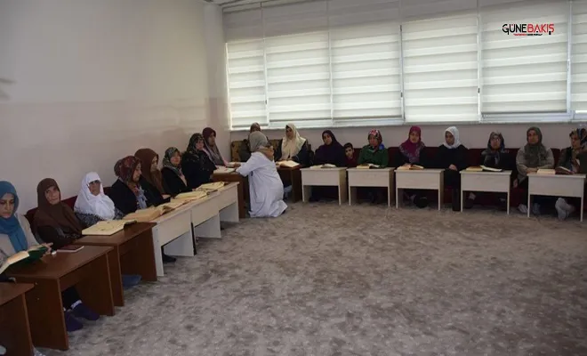 Yaşlı kadınların Kur'an-ı Kerim öğrenme azmi duygulandırdı