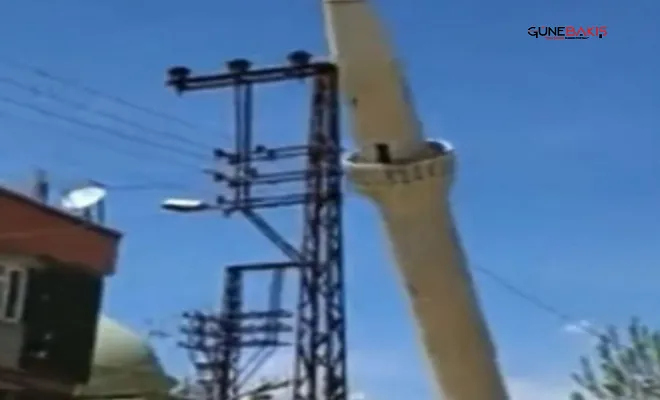 Kontrollü yıktırılan minare sağlam eve zarar verdi