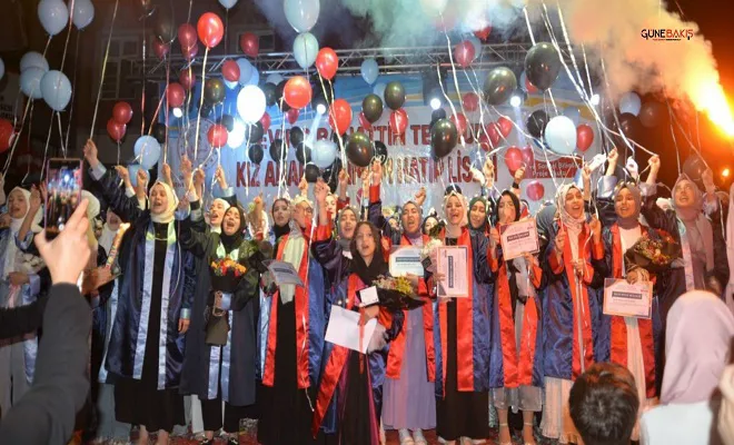 Gaziantep'te imam hatip lisesi öğrencilerinden mezuniyet coşkusu