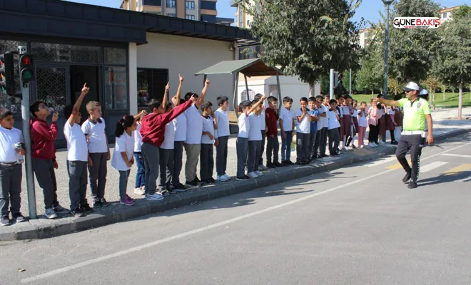 Çocuklar, trafik kurallarını eğlenerek öğreniyorlar