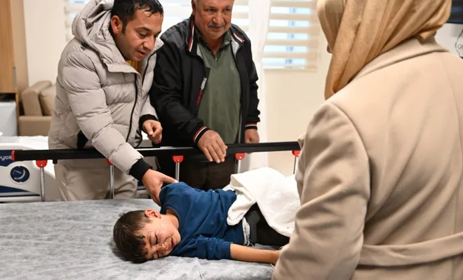 Başıboş köpeğin saldırısına uğrayan çocuğun tedavisi sürüyor!