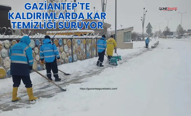 Gaziantep'te kaldırımlarda kar temizliği sürüyor